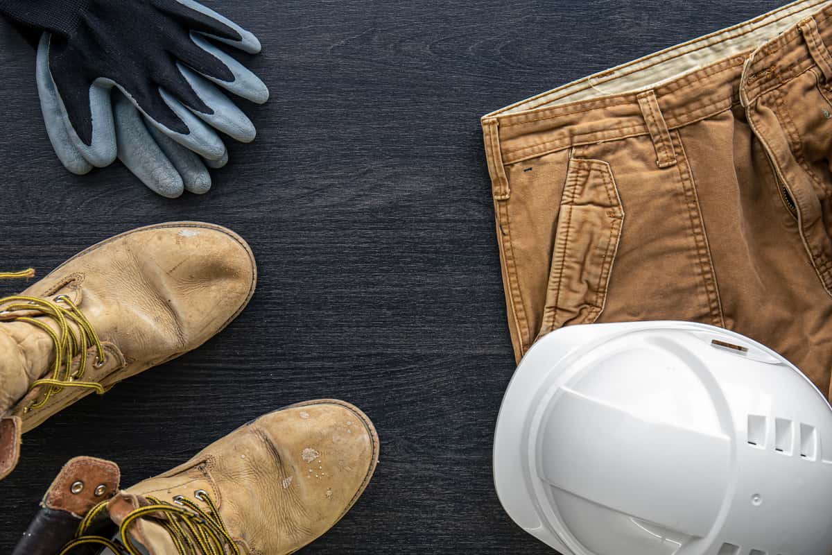 De Juiste Werkkleding voor Zomer: Comfort en Functionaliteit in de Hitte